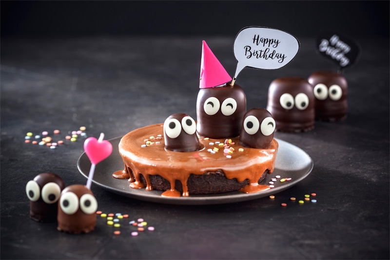 happy-birthday-sag-es-mit-einem-kuchen-4